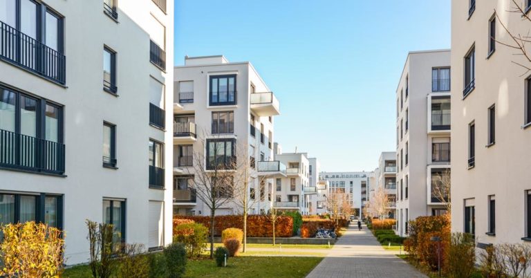 Coronavirus, le regole per usufrire in sicurezza del cortile di condominio