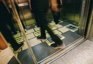 Caduta in condominio. Ne rispondono solo i condomini o è corresponsabile il danneggiato?
