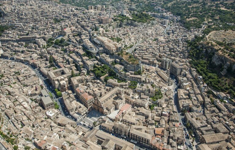 La Biennale riparte con un “giro d’Italia” dei progetti visionari