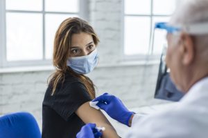Vaccinazioni Covid-19 in azienda: pubblicato documento tecnico con codici ATECO